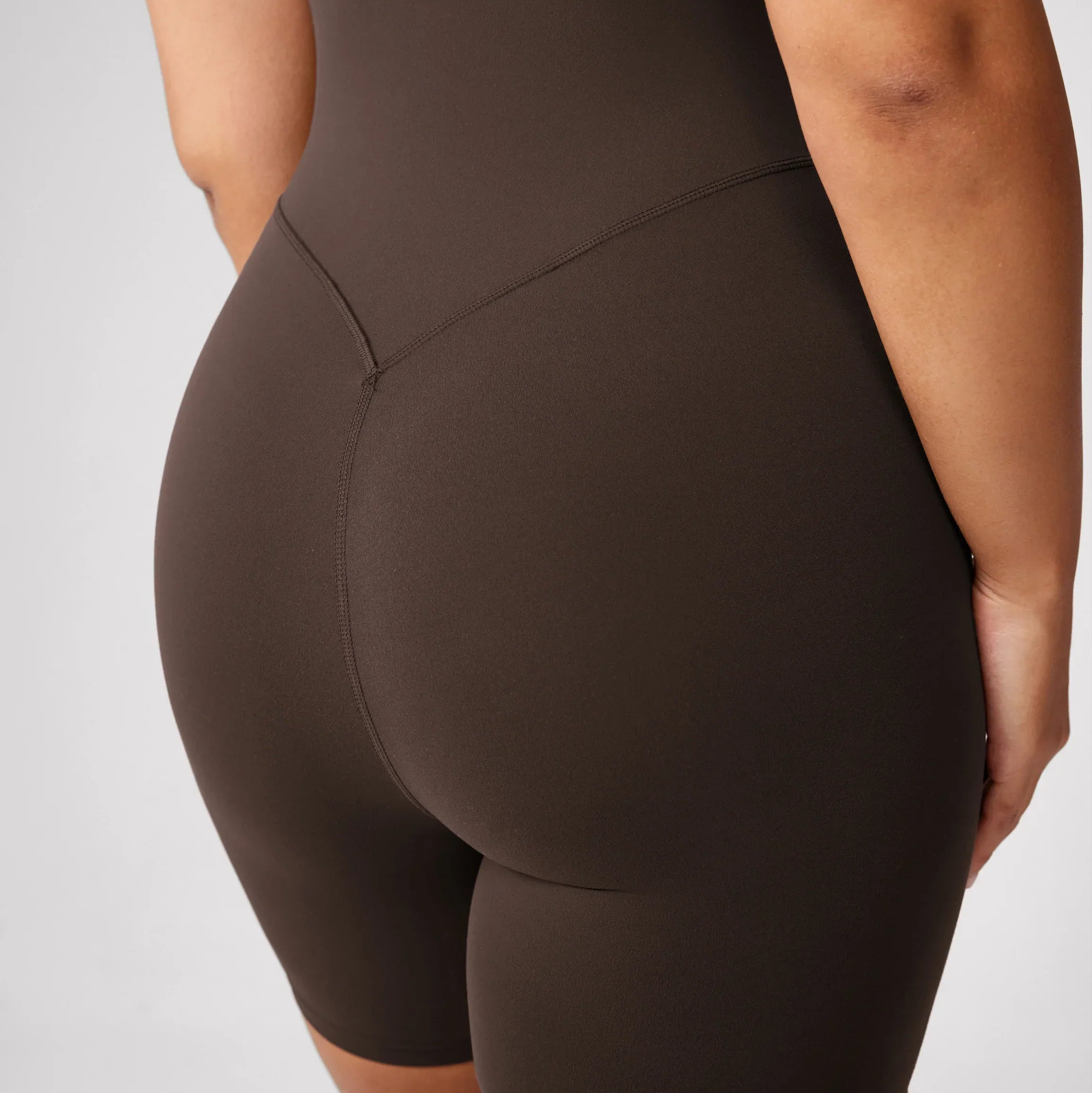 אוברול מחטב בגימור נושם שעוטף את הגוף לפעילות ספורטיבית וגם ליום יום