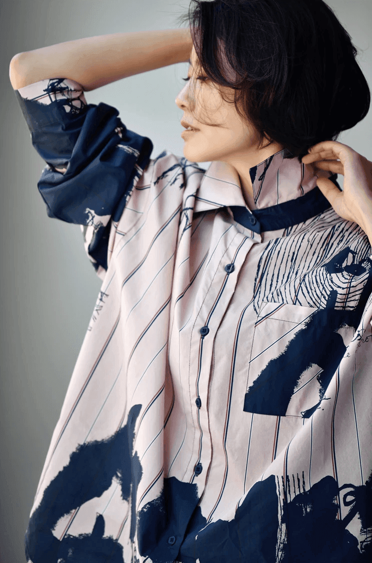 מכופתרת בוייפרנד של מעצב צרפתי בגימור אופנתי בצבעי כחול כהה להופעה נשית פמיניסטית - לה איסלה