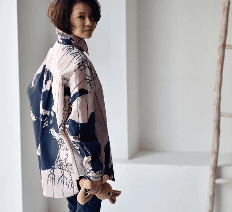 מכופתרת בוייפרנד של מעצב צרפתי בגימור אופנתי בצבעי כחול כהה להופעה נשית פמיניסטית - לה איסלה