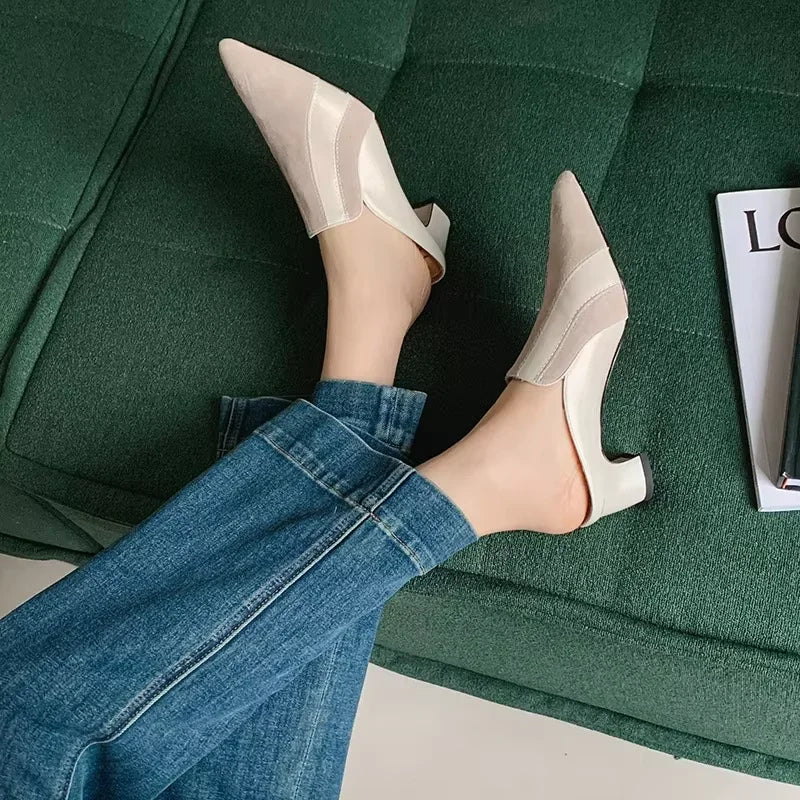 סנדלי כפכף ממילאנו בגימור נשי שפיצי להופעה מדוייקת לאביב ללוק נוכח