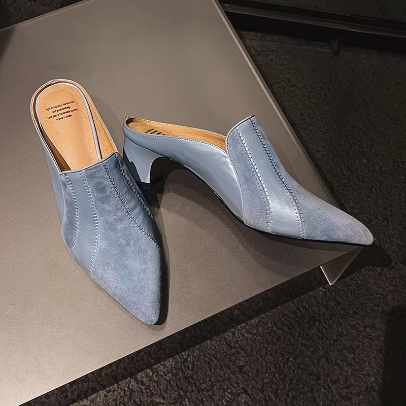 סנדלי כפכף ממילאנו בגימור נשי שפיצי להופעה מדוייקת לאביב ללוק נוכח