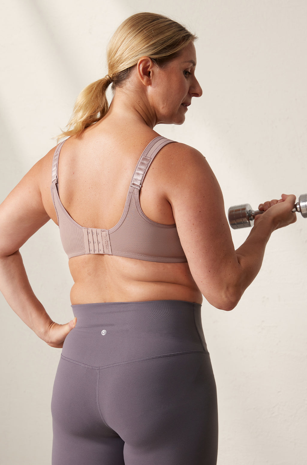 חזיית ספורט מושלמת עם עצם באחיזה מושלמת לחזה שופע לתחושה נפלאה במהלך היום