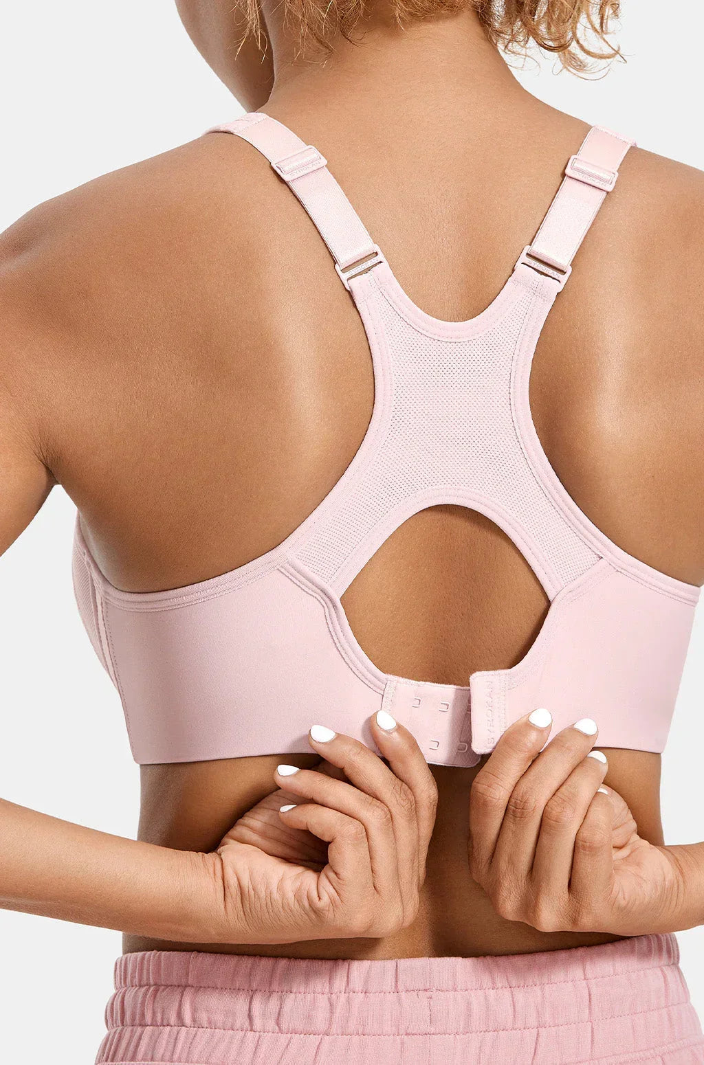 חזיית ספורט אורטופדית עם עצם בעצוב מהפכני שמרים את החזה ומגן על הגב התחתון