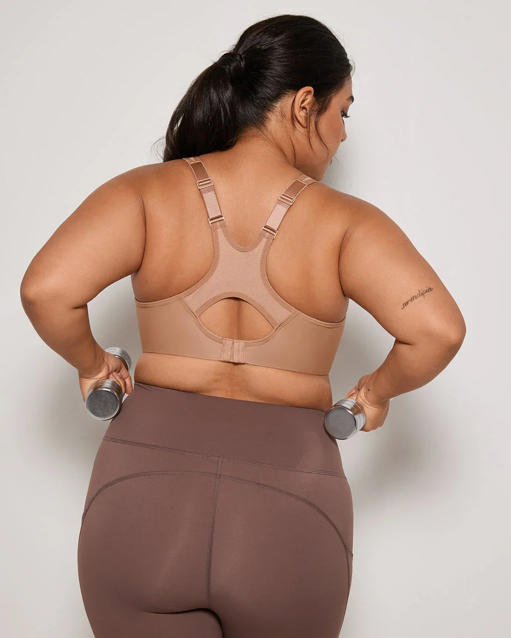 חזיית ספורט אורטופדית עם עצם בעצוב מהפכני שמרים את החזה ומגן על הגב התחתון