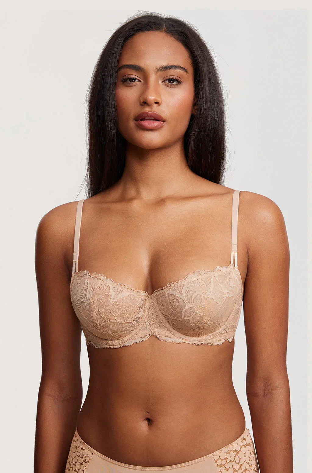 חזייה נשית סקסית עם עצם בשילוב תחרה קלאסית ללוק מעצים