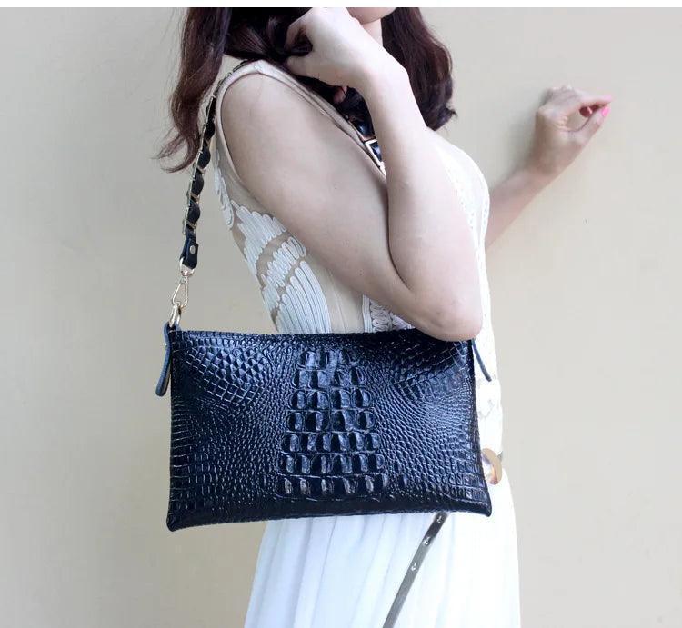 תיק קלאץ אישי מעור מקורי בגימור מנוחש ומהמם להופעה פרקטית לחפצים אישיים - לה איסלה: אופנה וחזיות פרימיום