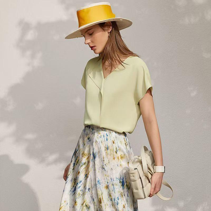 חולצת מעצב עדינה בגימור קפל מרשים מקדימה ללוק של אישה שרוצה לתת הופעה מרשימה