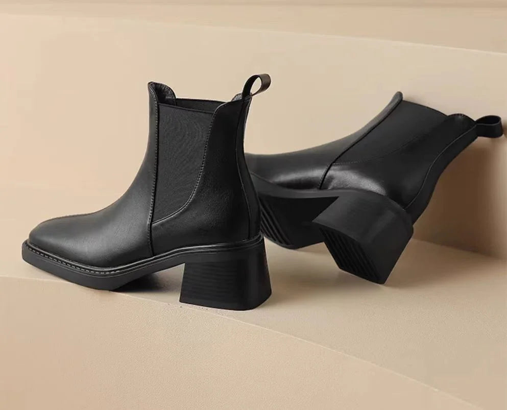 מגפון זמש איכותי בגימור נשי מ-ש-ג-ע להופעה מרשימה ממילאנו לאישה עוצמתית במיוחד