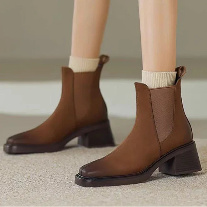 מגפון זמש איכותי בגימור נשי מ-ש-ג-ע להופעה מרשימה ממילאנו לאישה עוצמתית במיוחד