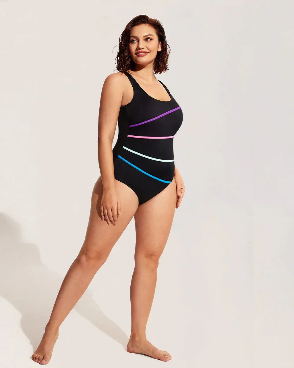 בגד ים שלם מחטב ומקטין מידה בגימור אופנתי של מעצב ניו יורקי ללוק נשי מהפכני