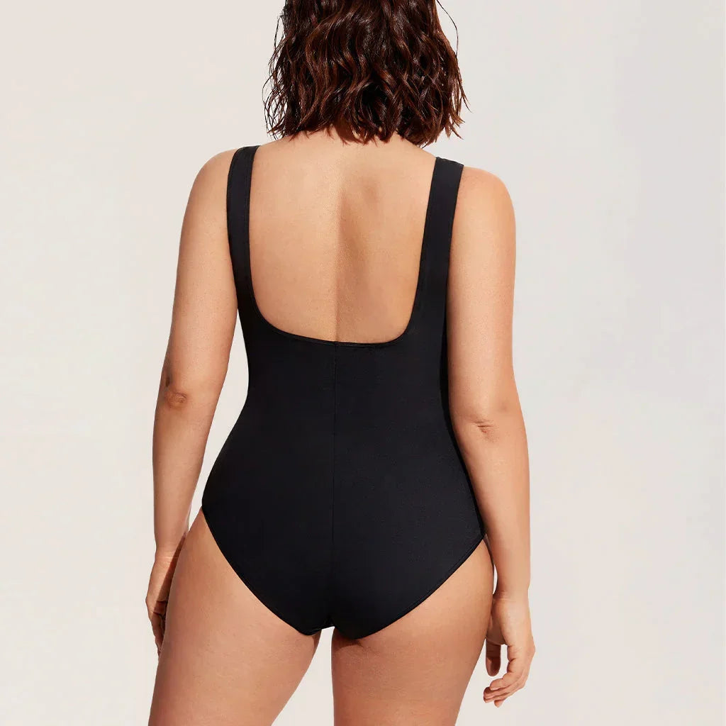 בגד ים שלם מחטב ומקטין מידה בגימור אופנתי של מעצב ניו יורקי ללוק נשי מהפכני