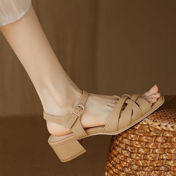 סנדל נשי ומדוייק עם אבזם עדין ללוק נשי יפיפה ולהופעה שמתאימה להכל - לה איסלה: אופנה וחזיות פרימיום