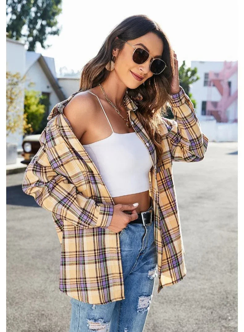 חולצת בוייפרנד קלילה בגיזרה משובצת ללוק של מישהי אופנתית ולהופעה מדליקה במיוחד