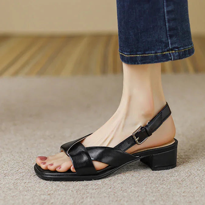 סנדל מקסים בגימור אופנתי מחמיא ללוק שנותן לך הופעת קזואל יוקרתית