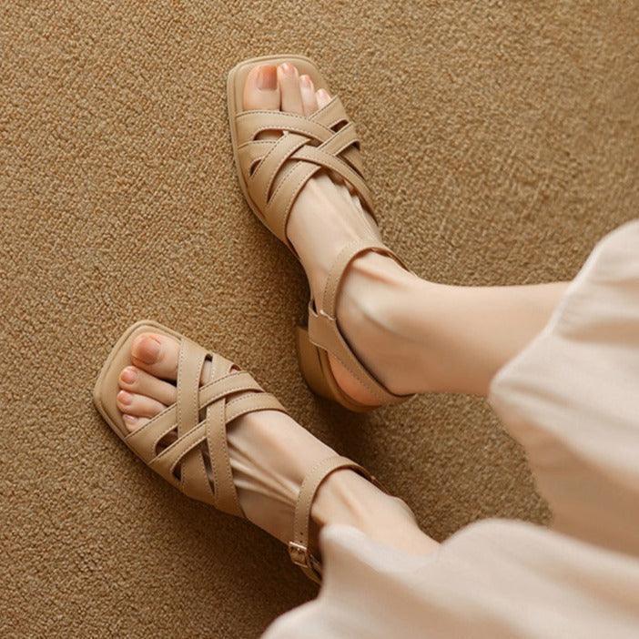 סנדל נשי ומדוייק עם אבזם עדין ללוק נשי יפיפה ולהופעה שמתאימה להכל - לה איסלה: אופנה וחזיות פרימיום