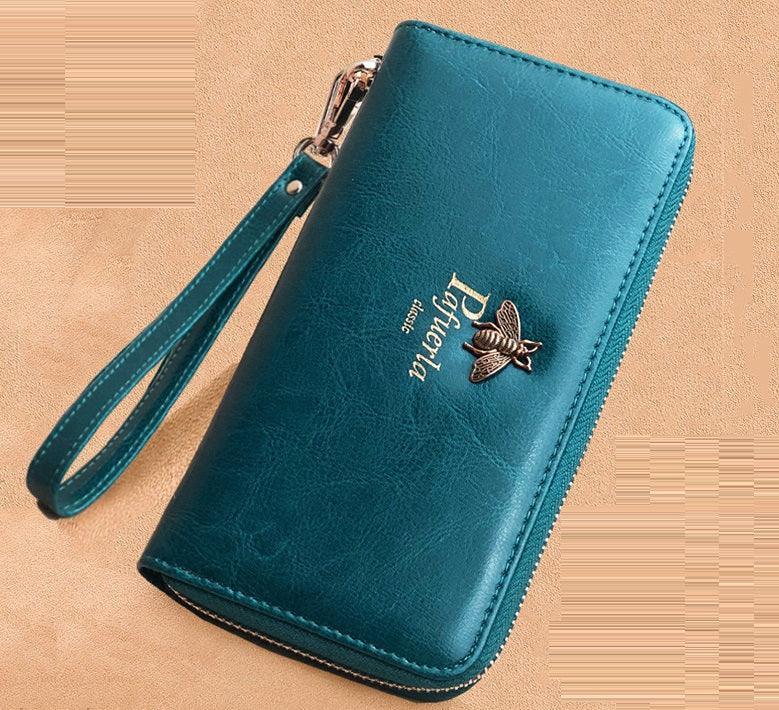 ארנק אלגנטי מעור מקורי בעיצוב חדשני וטרנדי להופעה של אישה חזקה ועצמאית