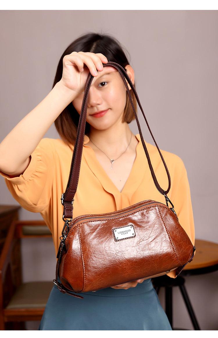 תיק קטן ואלגנטי באימום מבריק ובגיזרה נשית נוחה להופעה אופנתית יפה