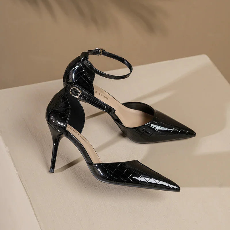 נעלי עקב מנוחשות ממילאנו בגיזרה נשית אלגנטית ללוק של אישה עצמאית נוכחת