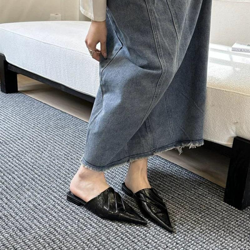 כפכף שפיץ מטאלי בגימור נשי טרדני ממילאנו להופעה של אישה חזקה ועוצמתית