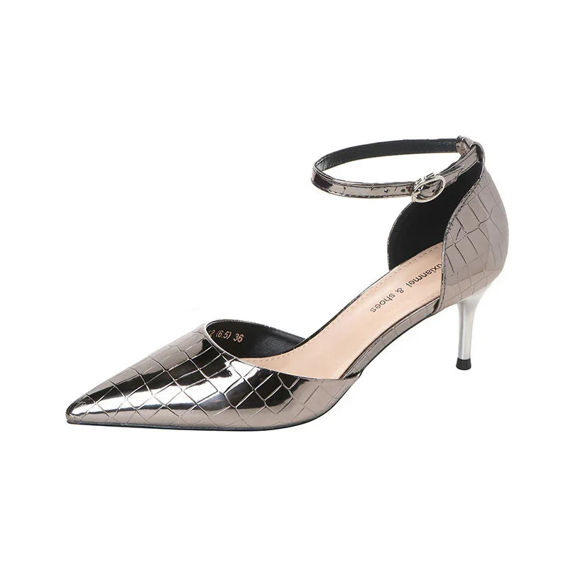 נעלי עקב מנוחשות ממילאנו בגיזרה נשית אלגנטית ללוק של אישה עצמאית נוכחת