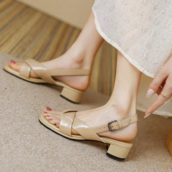 סנדל מקסים בגימור אופנתי מחמיא ללוק שנותן לך הופעת קזואל יוקרתית