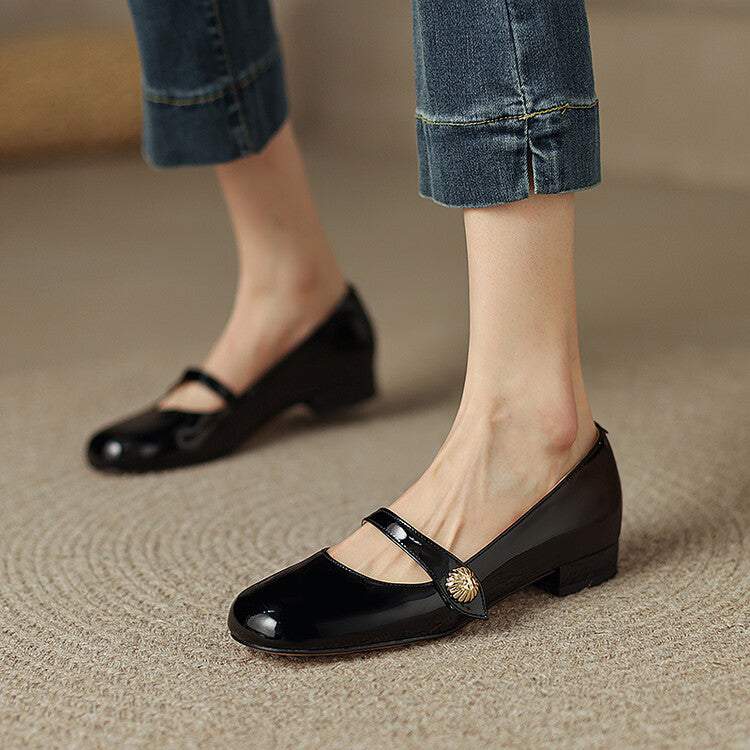 נעל בובה מצרפת בגימור לקה מבריק להופעה נשית מהפנטת וללוק ייחודי