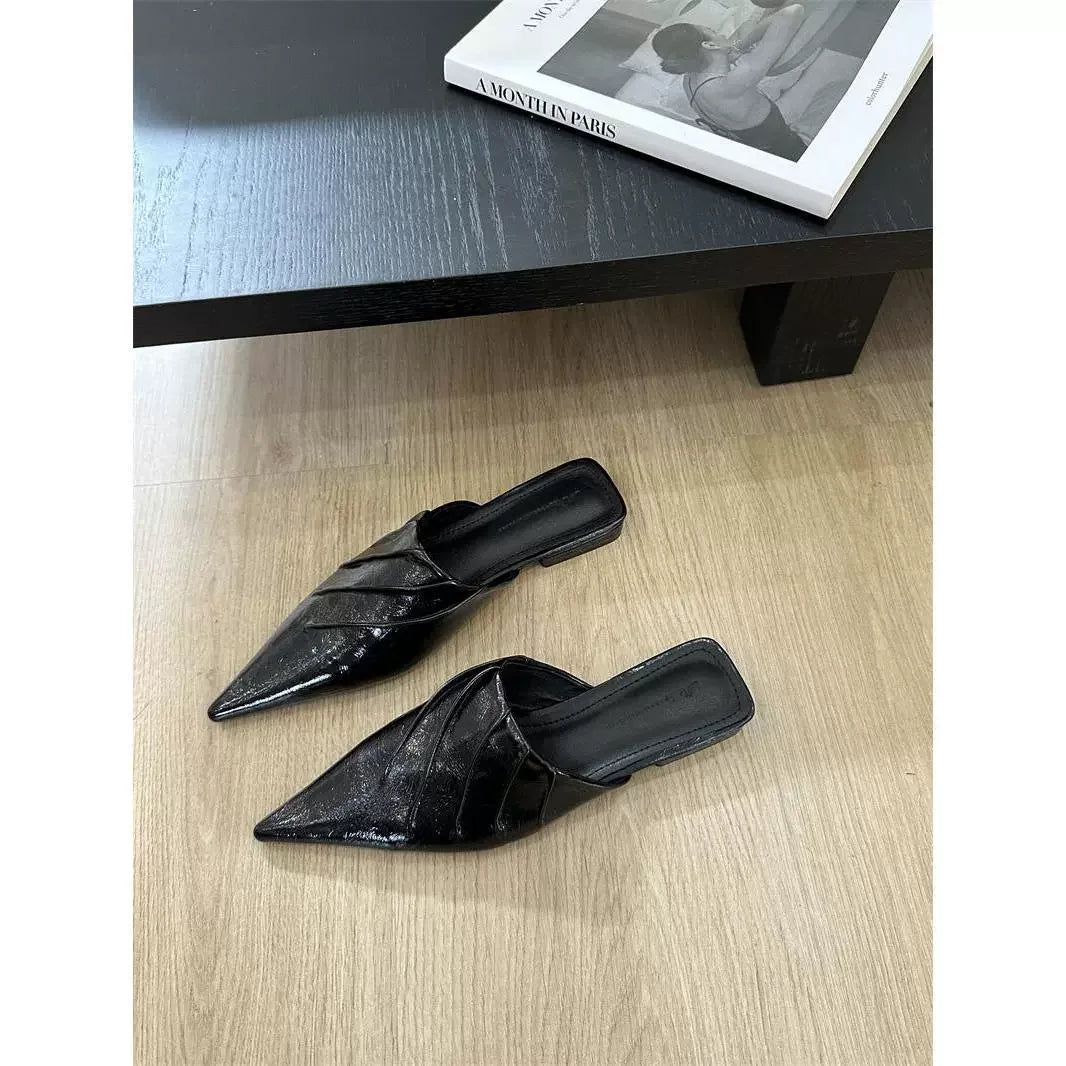 כפכף שפיץ מטאלי בגימור נשי טרדני ממילאנו להופעה של אישה חזקה ועוצמתית