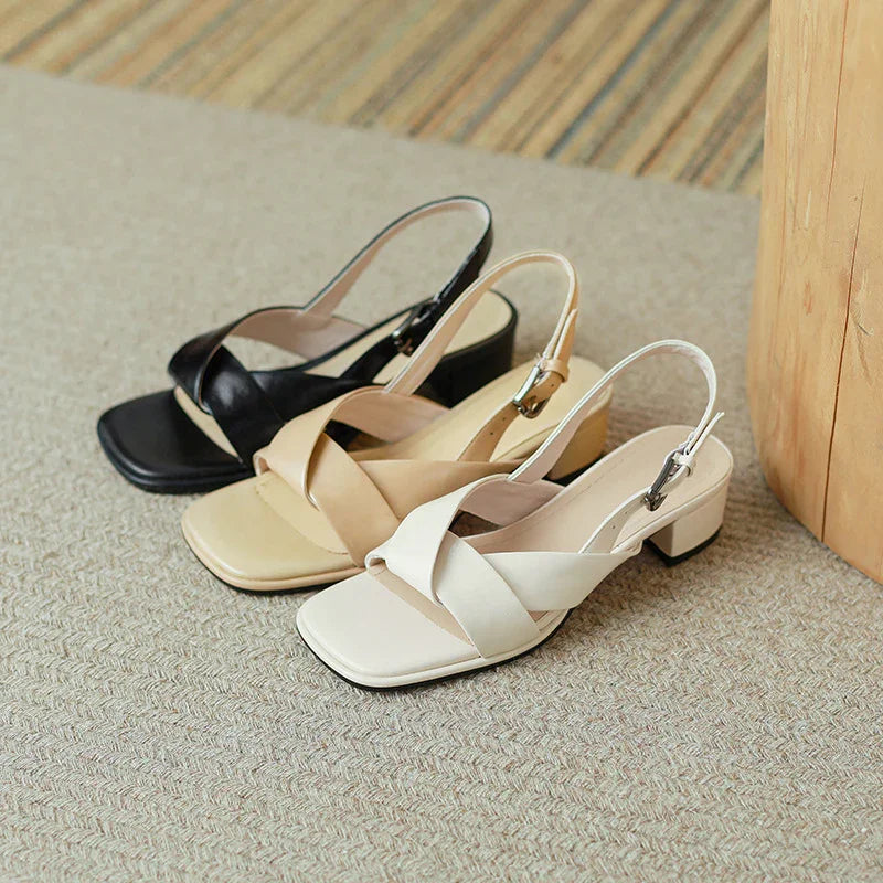 סנדל מקסים בגימור אופנתי מחמיא ללוק שנותן לך הופעת קזואל יוקרתית