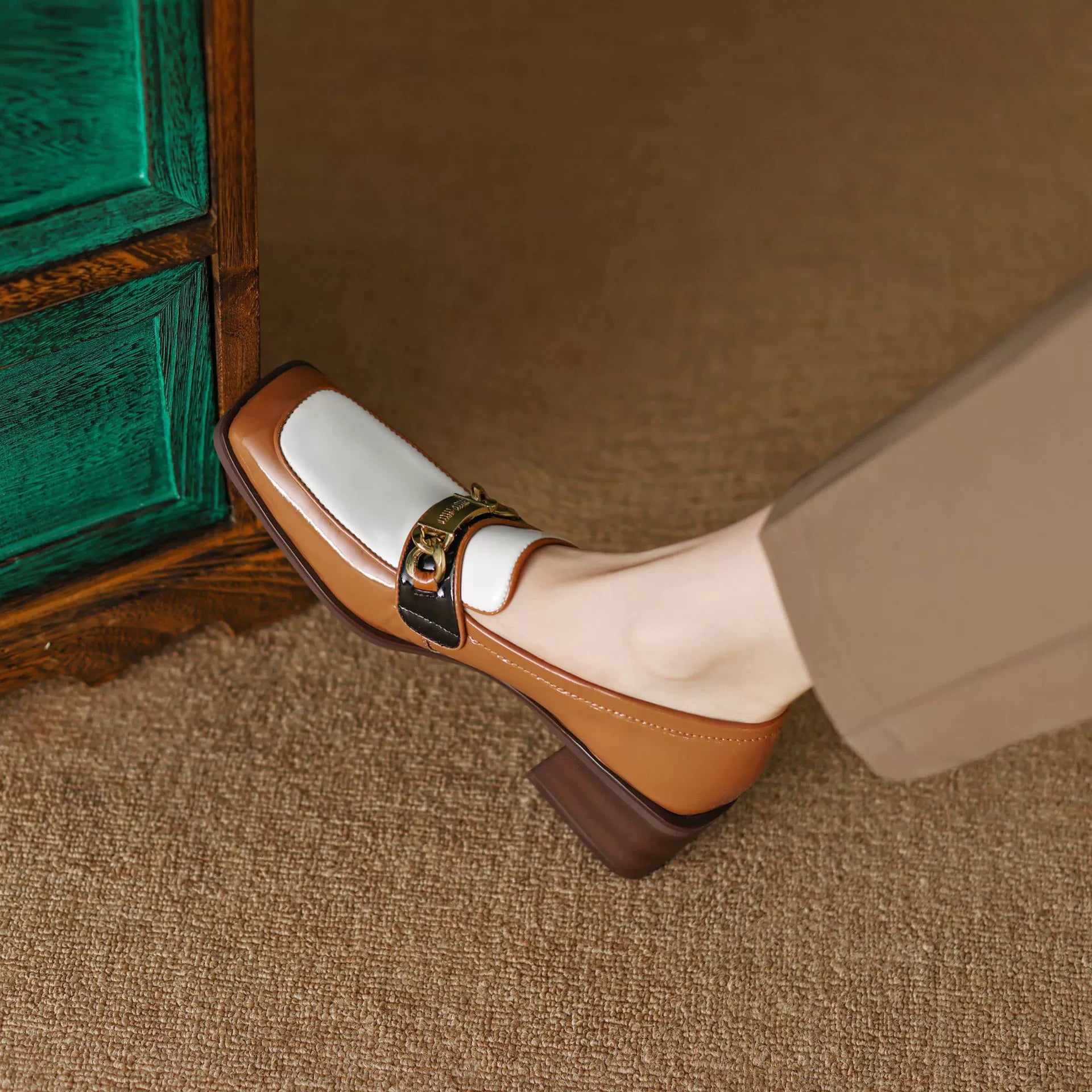 נעלי עקב מושלמות בגימור רטרו מושקע ללוק איטלקי יוקרתי ולהופעה מרשימה