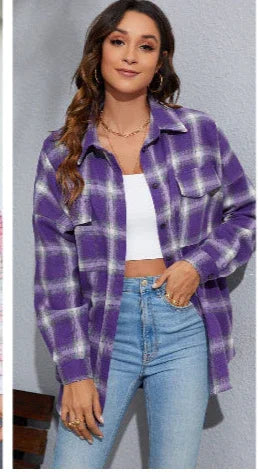 חולצת בוייפרנד קלילה בגיזרה משובצת ללוק של מישהי אופנתית ולהופעה מדליקה במיוחד