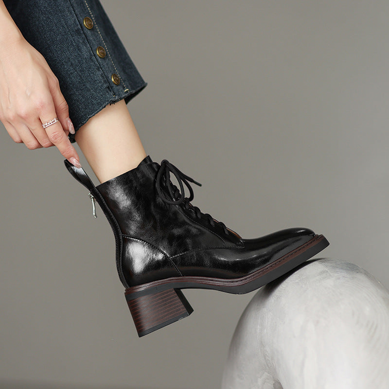 מגף עור מהפנט בגימור נשי אתני ללוק של אישה עצמאית משגשגת