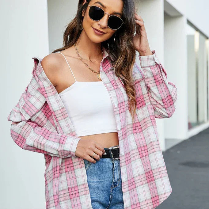 חולצת בוייפרנד קלילה בגיזרה משובצת ללוק של מישהי אופנתית ולהופעה מדליקה במיוחד