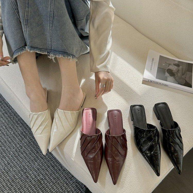 כפכף שפיץ מטאלי בגימור נשי טרדני ממילאנו להופעה של אישה חזקה ועוצמתית