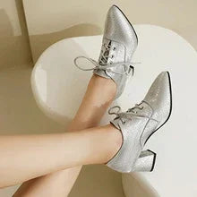 מוקסין שפיצי בגימוק תחרה מיוחד של מעצב העל הבלגי ללוק נשי סוחף