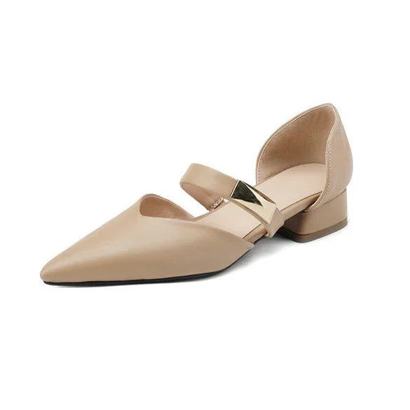 סנדל רטרו מהפנט של מעצב העל האיטלקי בגימור שפיצי עדין ללוק נשי טרנדי