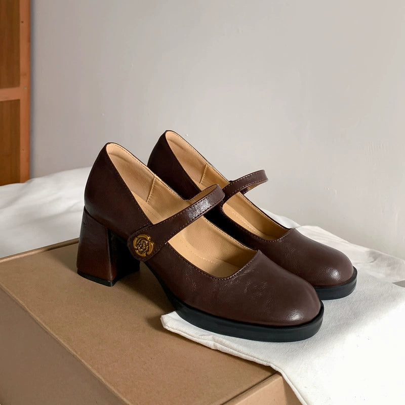 נעלי בובה מרהיבות בסטייל רטרו של פעם להופעה נשית שוברת מוסכמות וללוק מושקע