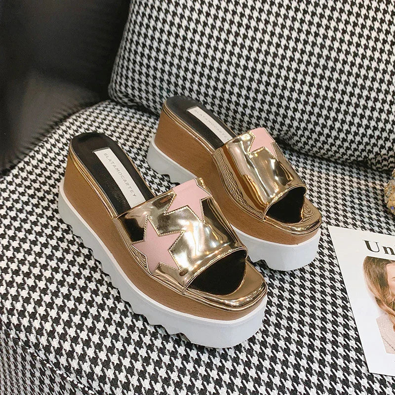 כפכף איטלקי בגימור מבריק לוהט ללוק נשי נוכח ולהופעה שמשדרגת אותך