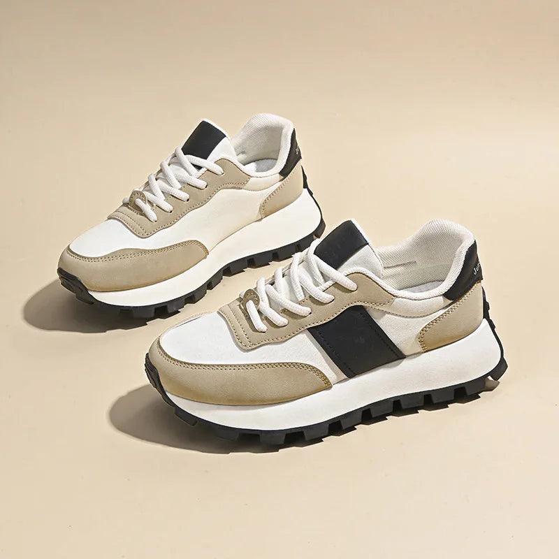 סניקרס אורטופדיות בגימור אופנתי טרנדי ללוק של אישה שיודעת לתת אמירה חכמה