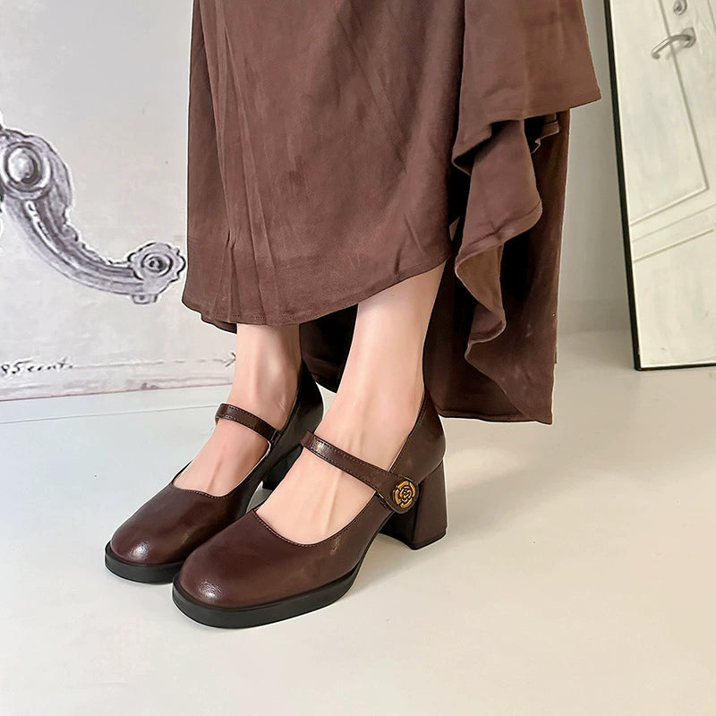 נעלי בובה מרהיבות בסטייל רטרו של פעם להופעה נשית שוברת מוסכמות וללוק מושקע