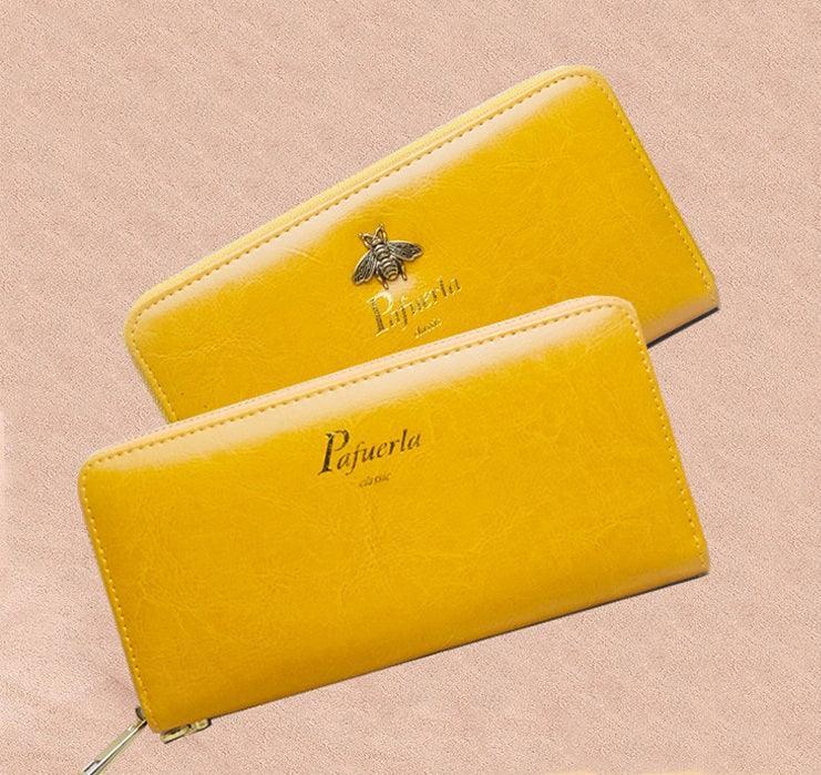 ארנק אלגנטי מעור מקורי בעיצוב חדשני וטרנדי להופעה של אישה חזקה ועצמאית