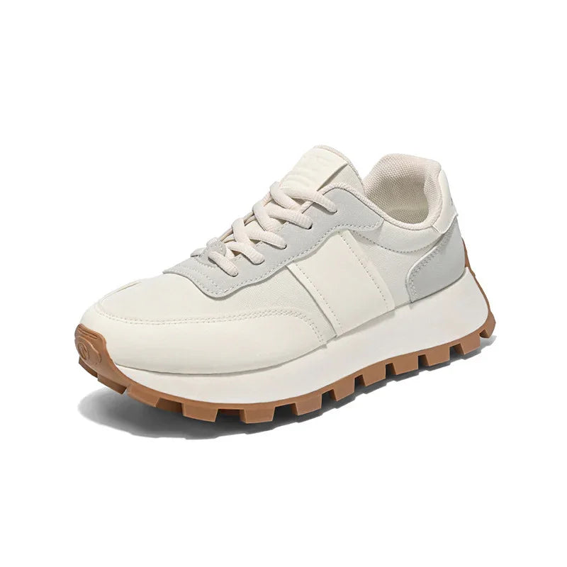 סניקרס אורטופדיות בגימור אופנתי טרנדי ללוק של אישה שיודעת לתת אמירה חכמה