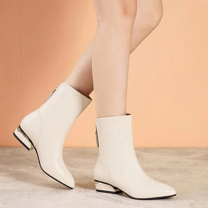 מגפון שפיצי מספרד בגימור נשי מיוחד ובשילוב רצועת עור עדינה ללוק נשי מרהיב