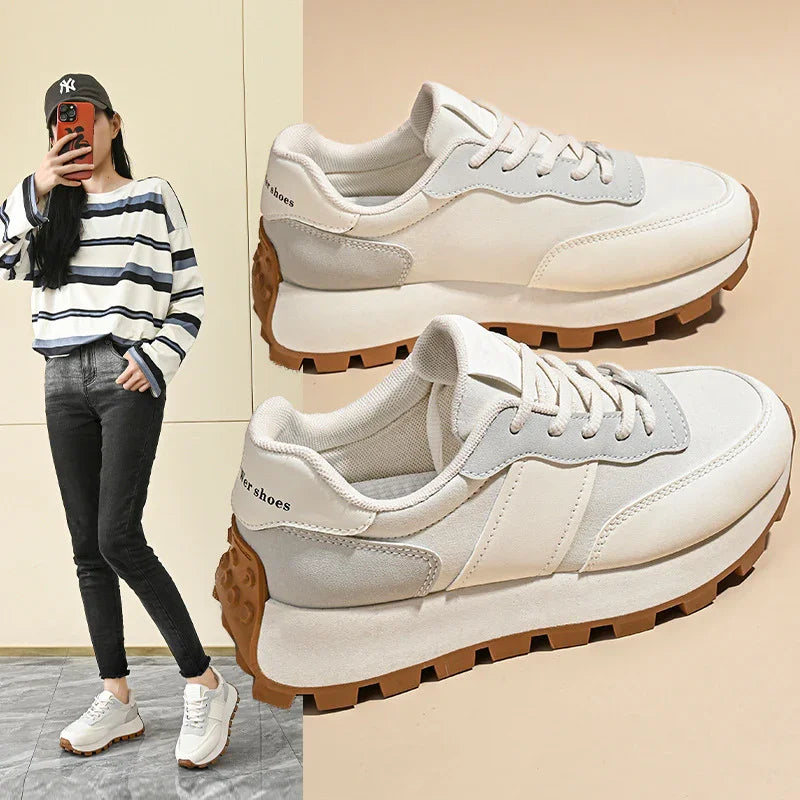 סניקרס אורטופדיות בגימור אופנתי טרנדי ללוק של אישה שיודעת לתת אמירה חכמה