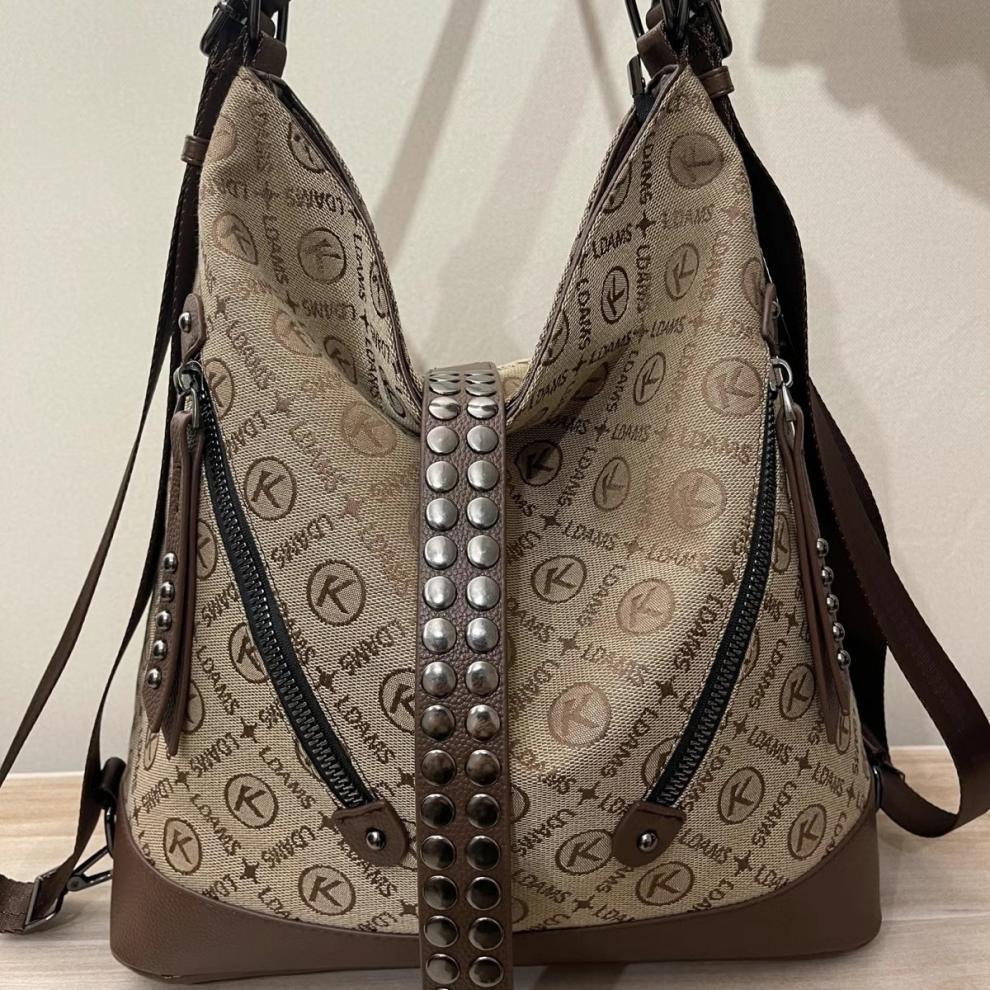 תיק ניטים שחור של מעצב בסגנון שק בגזרה נשית מכילה ללוק נשי מ-ע-ל-ף - לה איסלה: אופנה וחזיות פרימיום