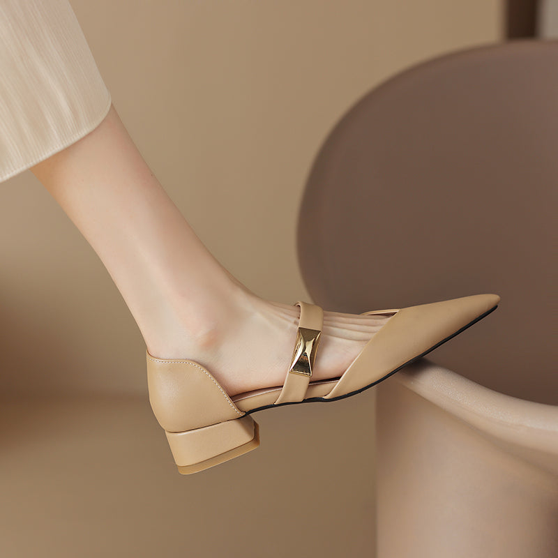 סנדל רטרו מהפנט של מעצב העל האיטלקי בגימור שפיצי עדין ללוק נשי טרנדי