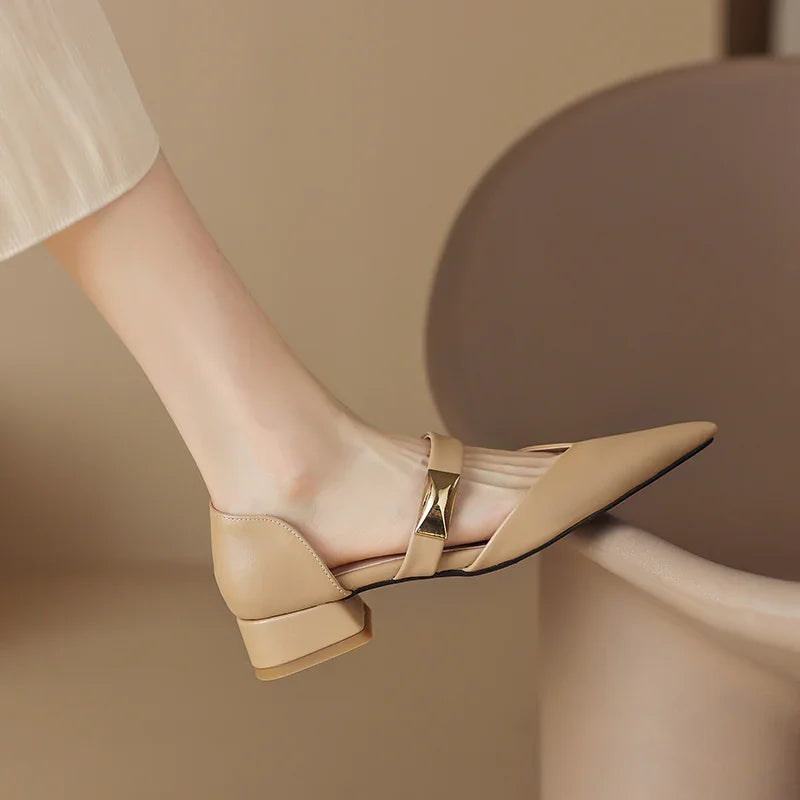 סנדל רטרו מהפנט של מעצב העל האיטלקי בגימור שפיצי עדין ללוק נשי טרנדי