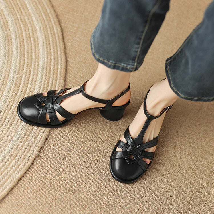 סנדל אלגנטי של מעצב בגיזרה רטרו ללוק אופנתי מיוחד ולהופעה מסקרנת