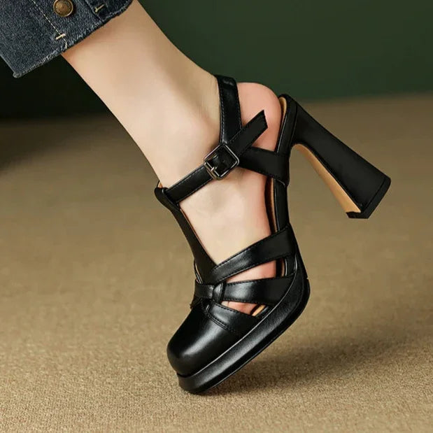 סנדל עקב מרשימה ממילאנו של מעצב איטלקי ללוק קייצי סוחף ולהופעה ממנגטת