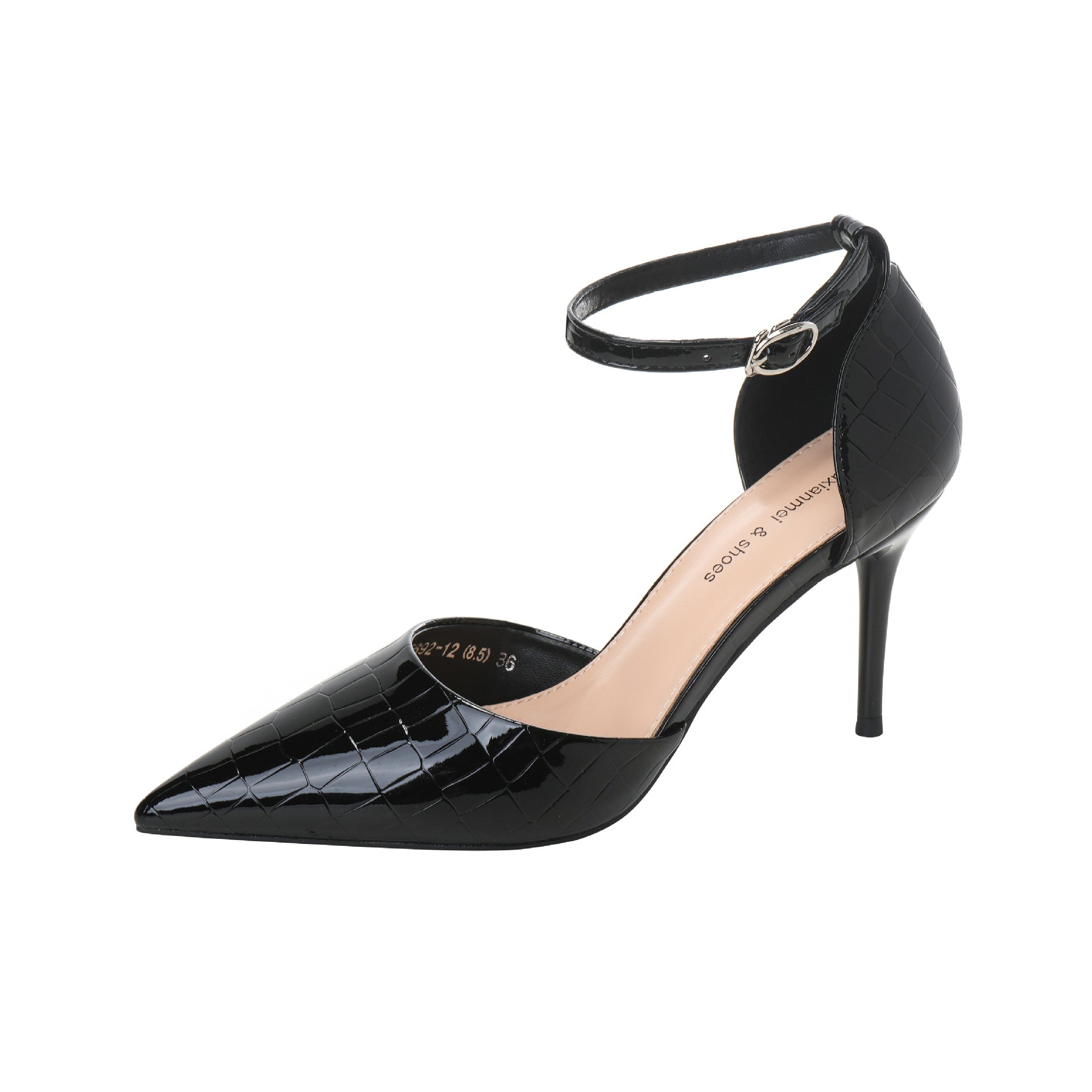 נעלי עקב מנוחשות ממילאנו בגיזרה נשית אלגנטית ללוק של אישה עצמאית נוכחת