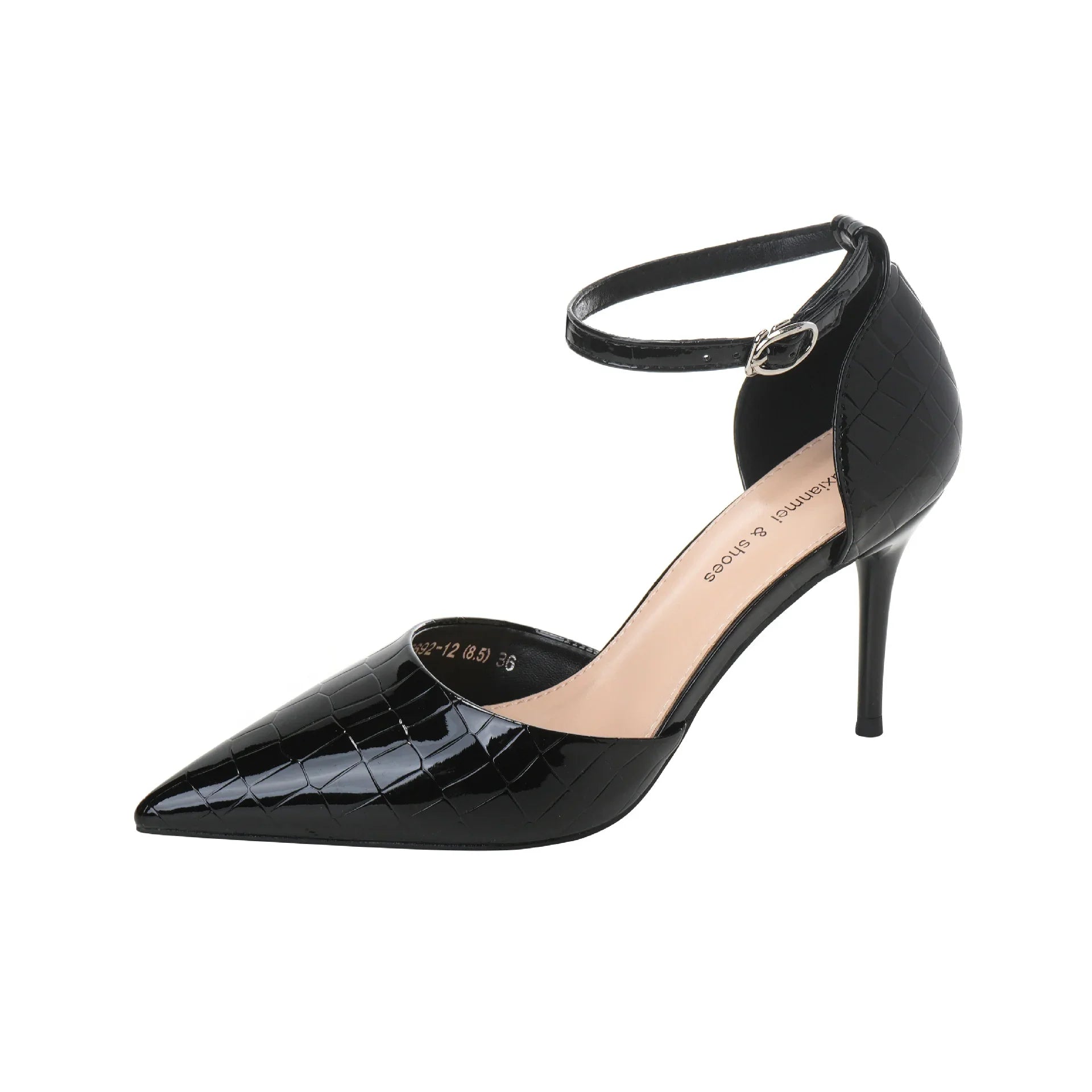 נעלי עקב מנוחשות ממילאנו בגיזרה נשית אלגנטית ללוק של אישה עצמאית נוכחת